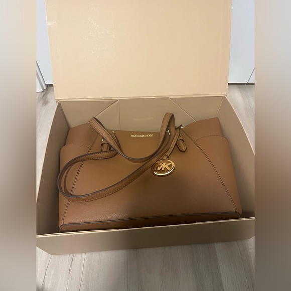 Brand new Charlotte Large Saffiano Leather Top-zip Tote Bag w box included - Picture 6 of 6